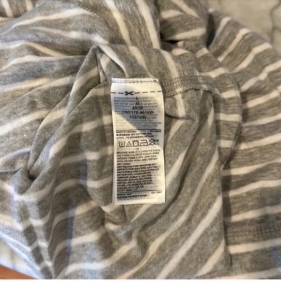 Like New GAP Feather Long Sleeve Striped Tee- Gray and White, Size Large - Picture 5 of 8